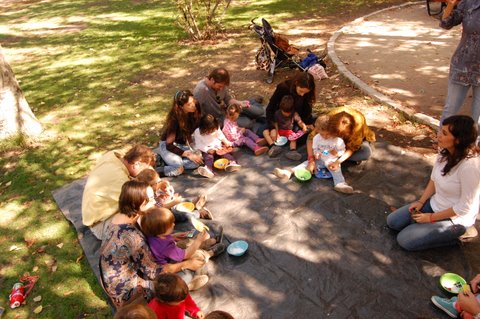 Padres aprendiendo a ser padres escapan de la rutina en El Retiro