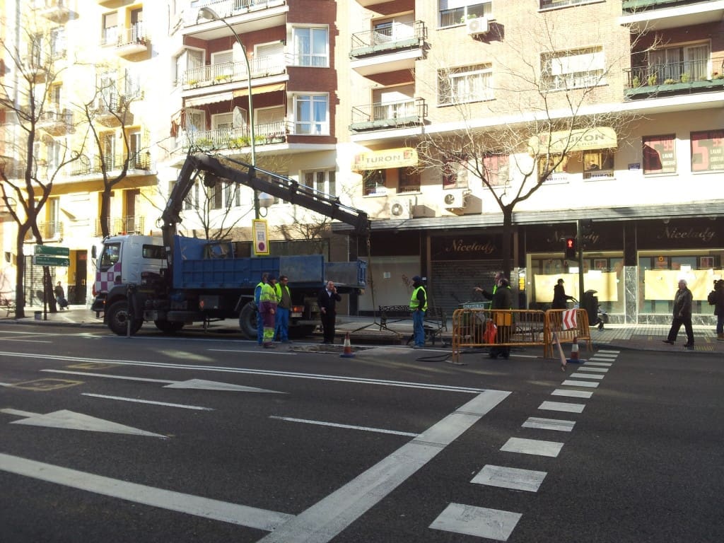 La Junta repara la calle Narváez tras la denuncia vecinal en ‘ZonaRetiro’