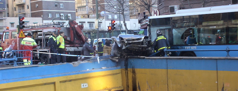 Dos heridos al chocar su coche contra un autobús en Avenida de América