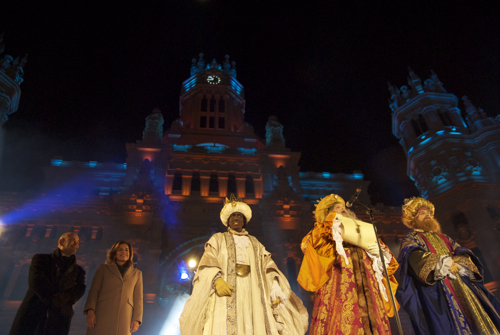 Miles de madrileños acompañan a los Reyes Magos por la Castellana