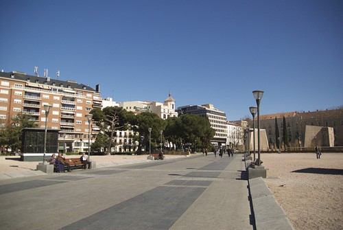 Ni una sola papelera en la Plaza de Colón