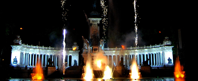 Fuegos artificiales por San Isidro sobre el estanque del Retiro