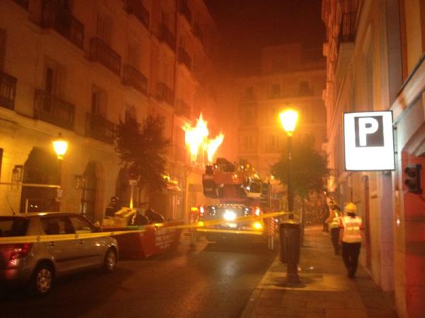 Arde toda una planta de oficinas en la esquina de Villalar con Recoletos