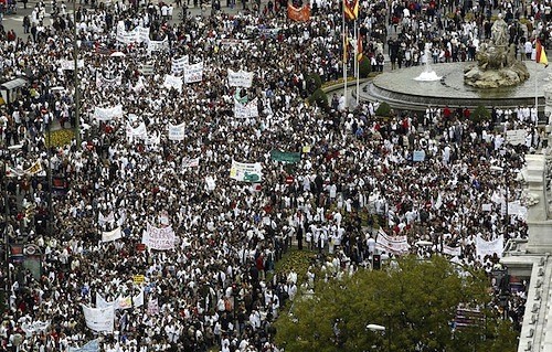 La "Marcha blanca" de trabajadores de la sanidad avanza hacia Cibeles