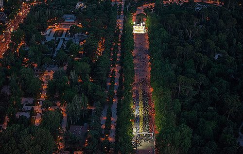 Miles de corredores, vestidos con los colores de los aros olímpicos - Madrid2020