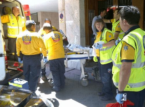 Efectivos del Samur trasladan al hombre atragantado - Ayto