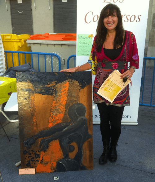 María del Mar Olayo posa junto a u obra - A-G-D
