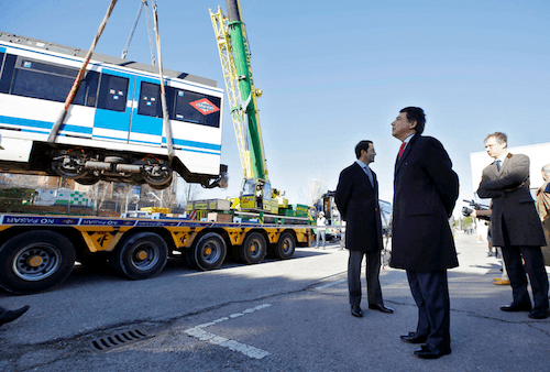 El Presidente y Consejero supervisan el embarque del material con destino a Buenos Aires