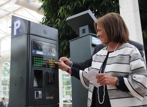 El delegado de Medio Ambiente y Movilidad ayuda a Botella a pagar - Ayto