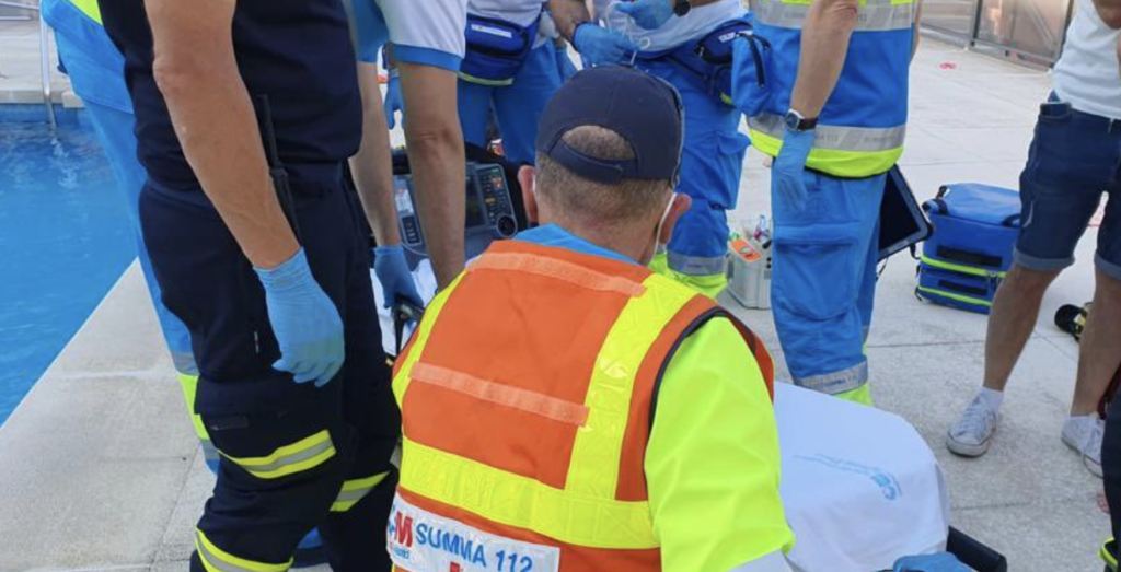 Un socorrista salva la vida a un niño de 4 años ahogado en una piscina