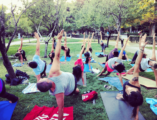 Cientos de vecinos practican 'Yoga por 3€' en los almendros del Retiro -  Zona Retiro -