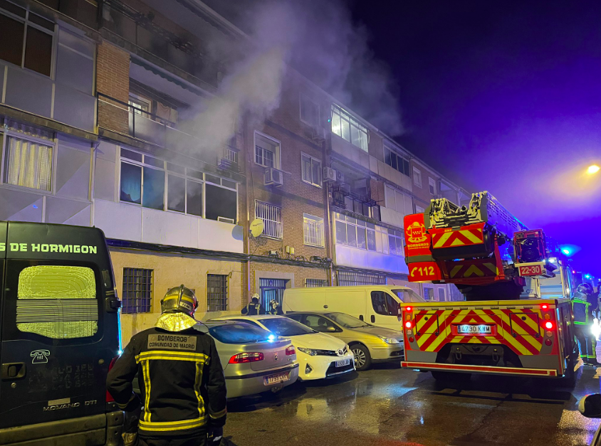 Un muerto y dos heridos graves al incendiarse un piso en Alcalá de