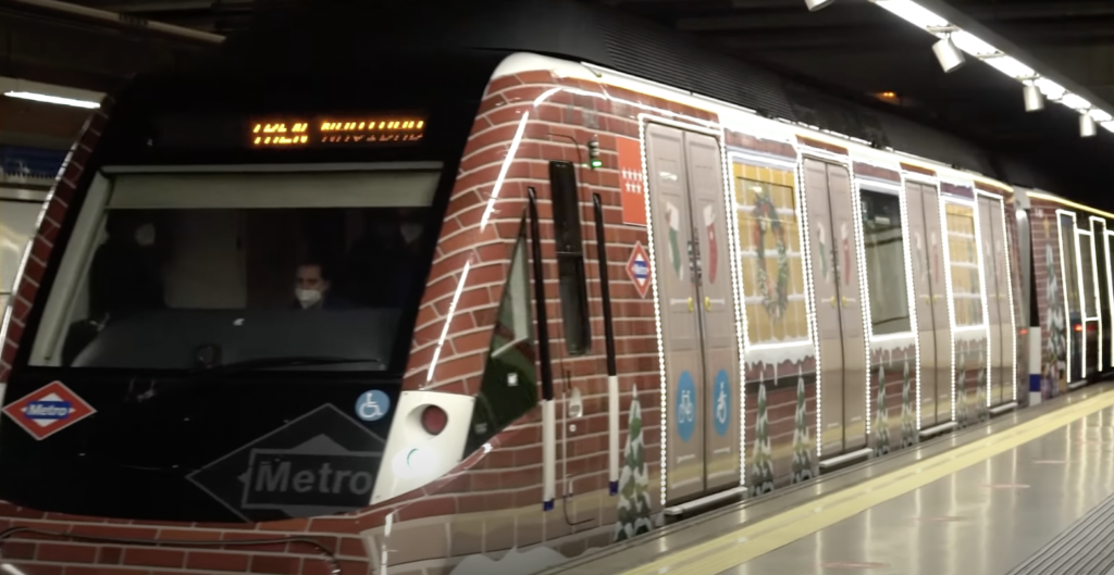 El Tren de la Navidad circula por la Línea 6 de Metro - Zona Retiro -