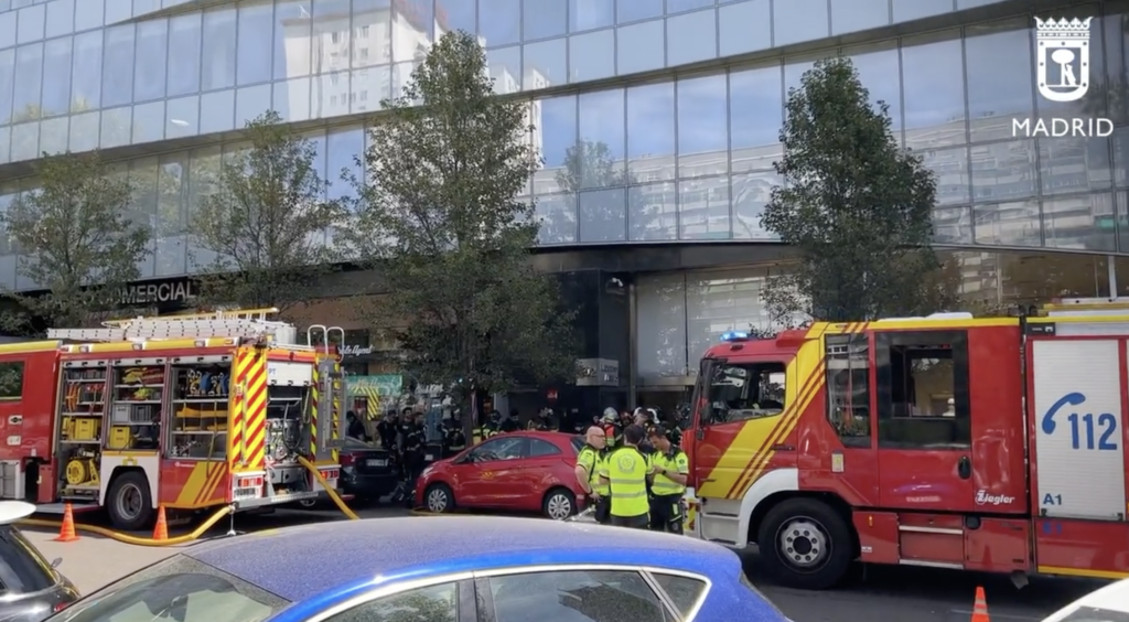 Desalojado el Centro Comercial Castellana 200 por el incendio de un coche híbrido en su parking