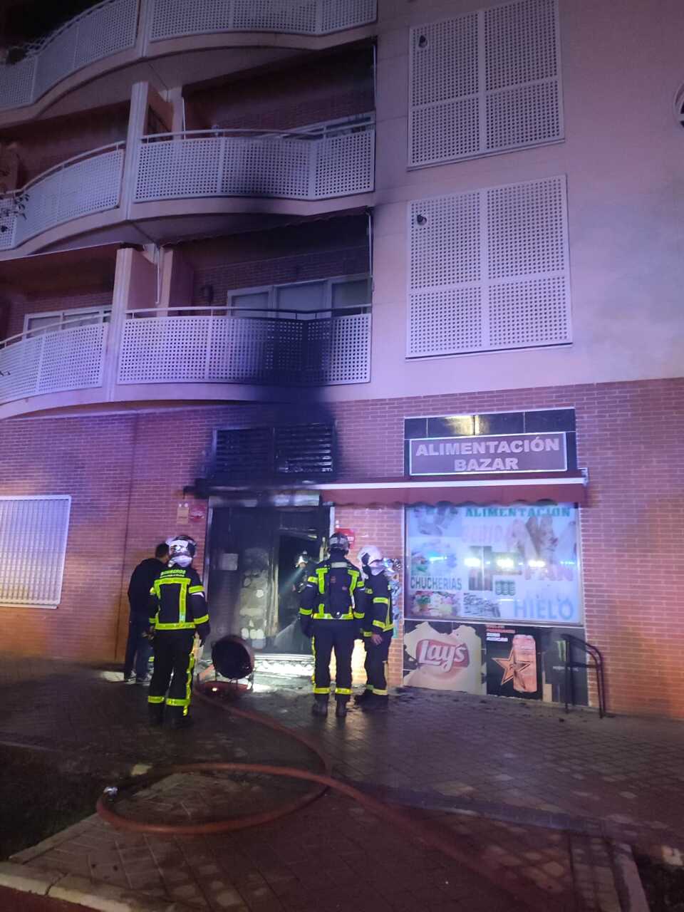 Desalojado un edificio por el incendio de una tienda en Arroyomolinos