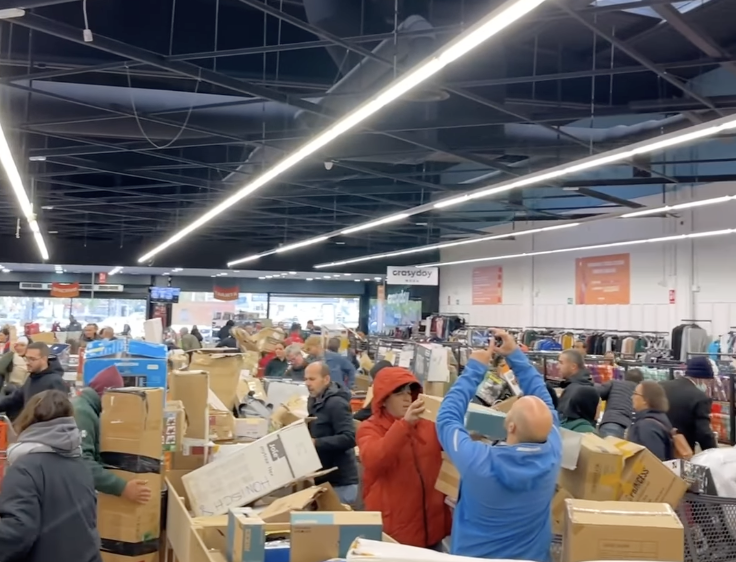 La tienda más loca de Madrid: dormir en la puerta para conseguir chollos de   a 15 euros