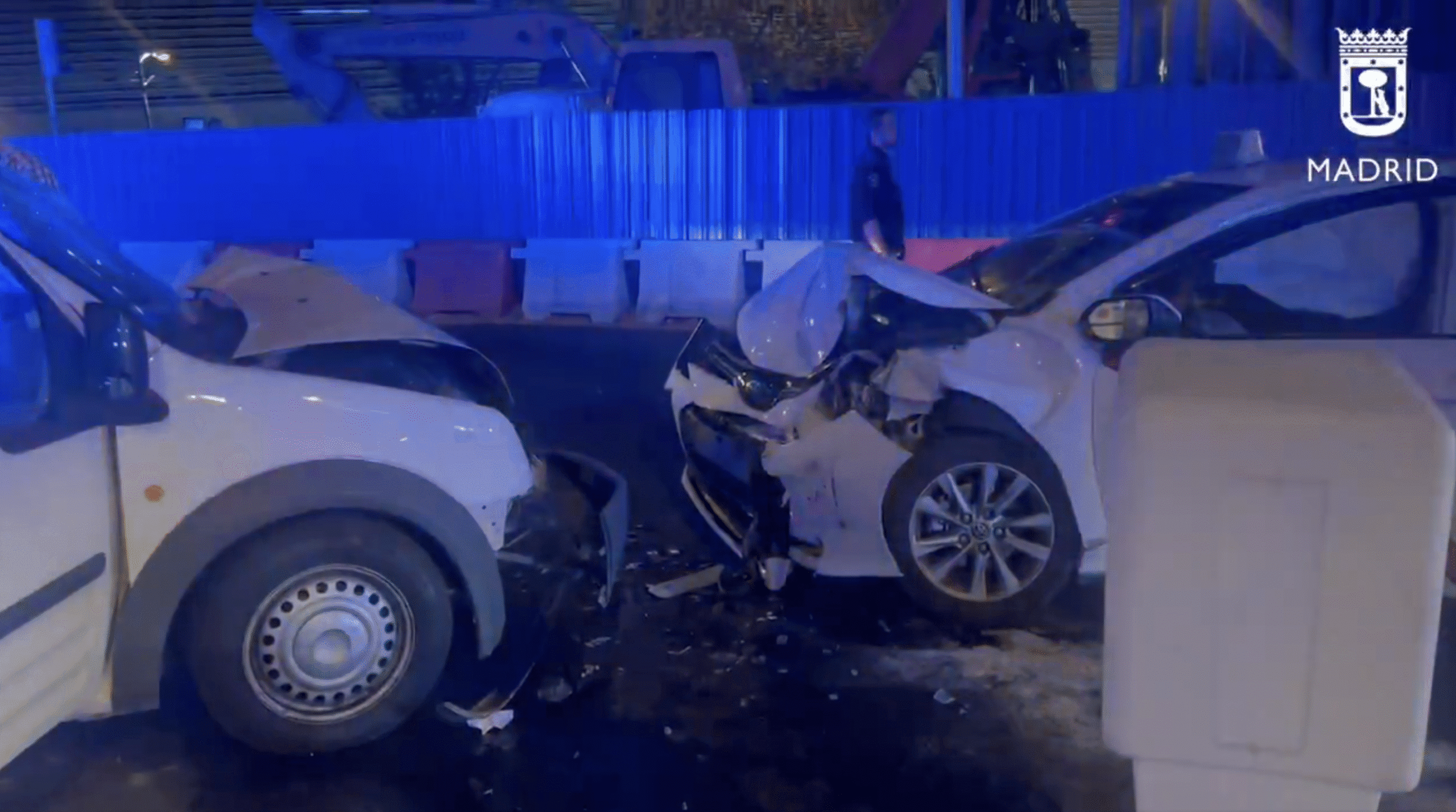 Choque frontal entre un taxi y una furgoneta en la Plaza de Lima