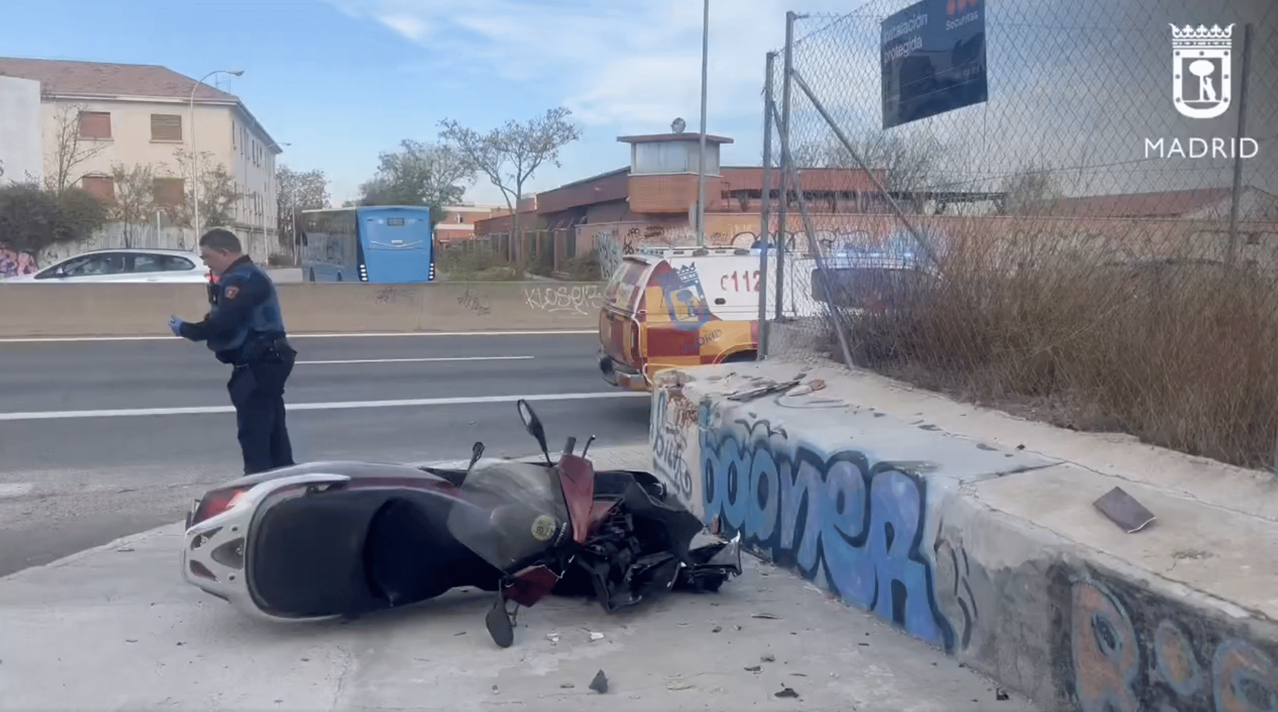 Grave un motorista de 23 años tras chocar con un coche en la A-5 en Latina