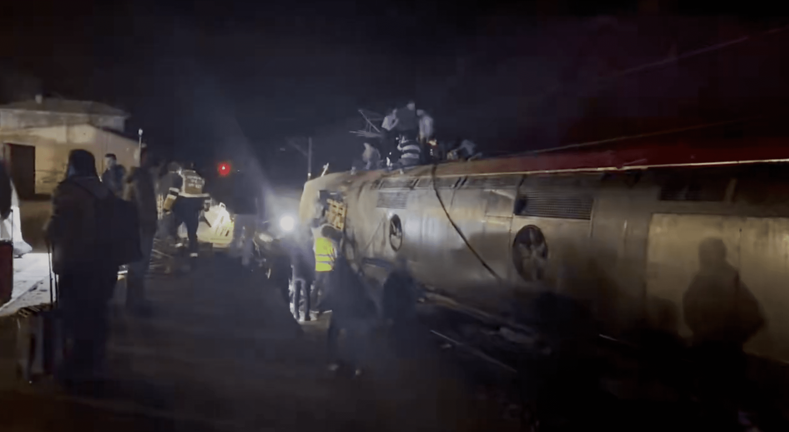 ÚLTIMA HORA Suspendida la alta velocidad entre Madrid y Andalucía por el descarrilamiento y choque de dos trenes en Córdoba