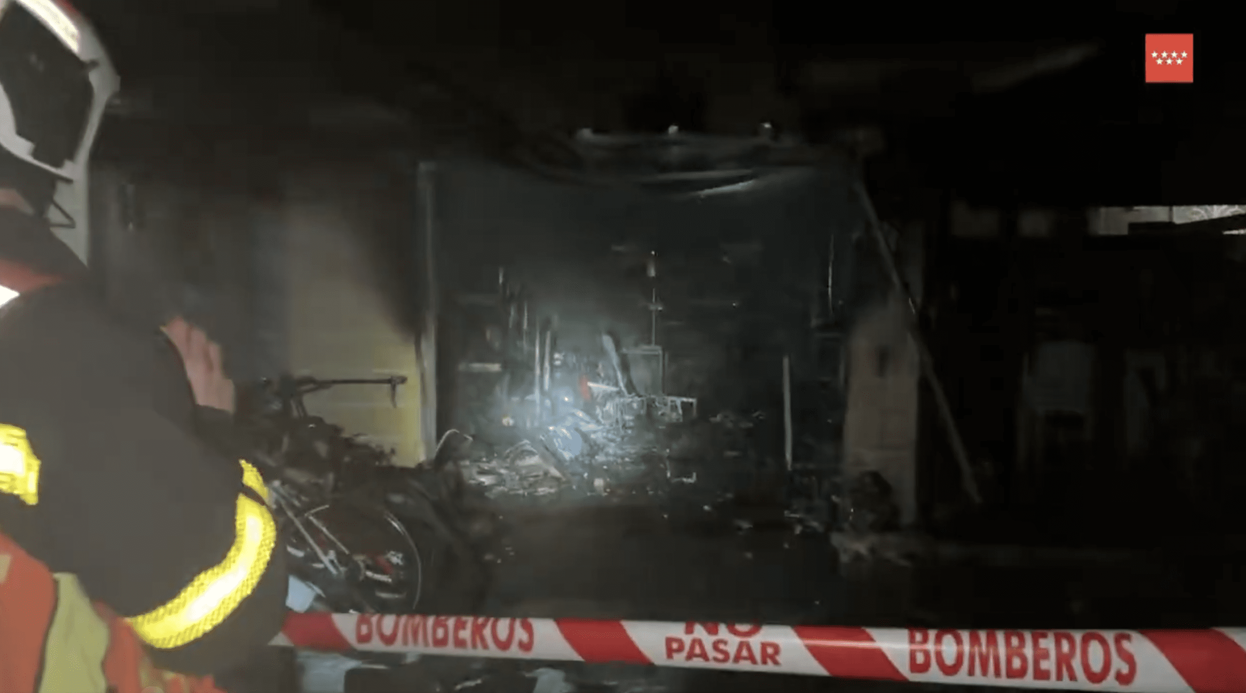 Un padre y sus hijos de 18 y 15 años se queman cara y manos en el incendio declarado en su garaje en Fresno de Torote