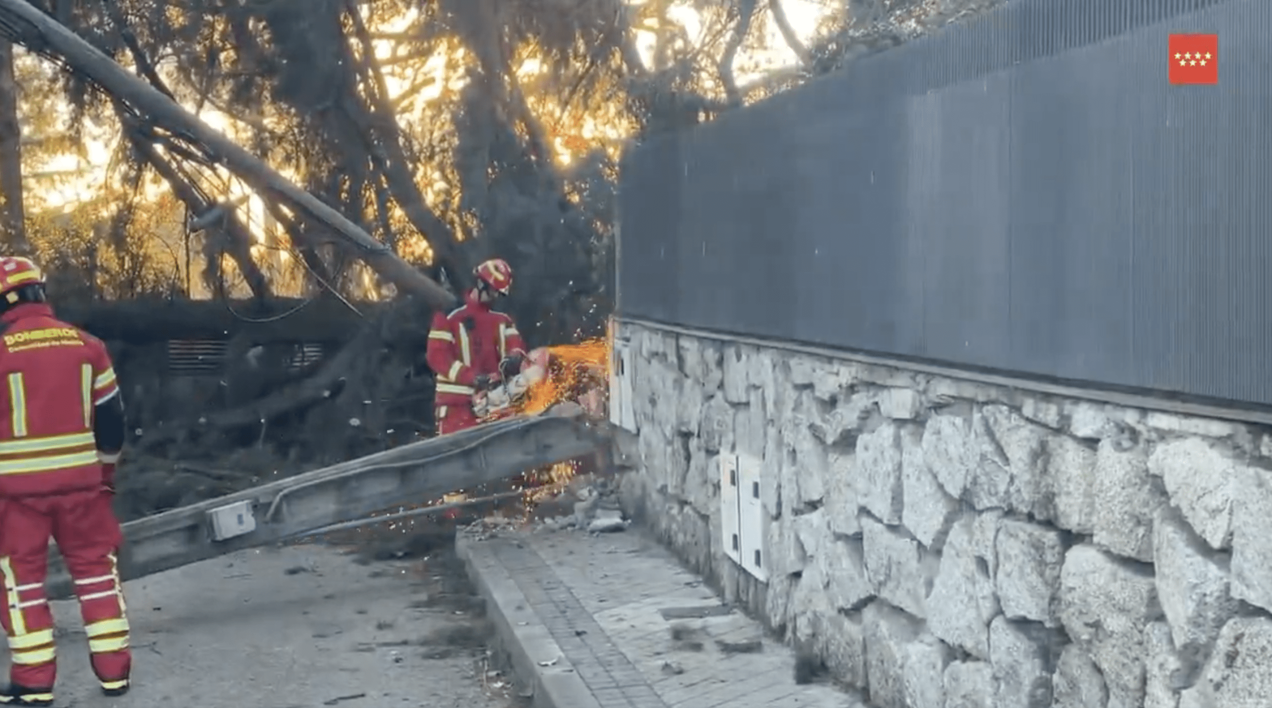 Los bomberos realizan 487 salidas este sábado por los daños originados por los fuertes vientos