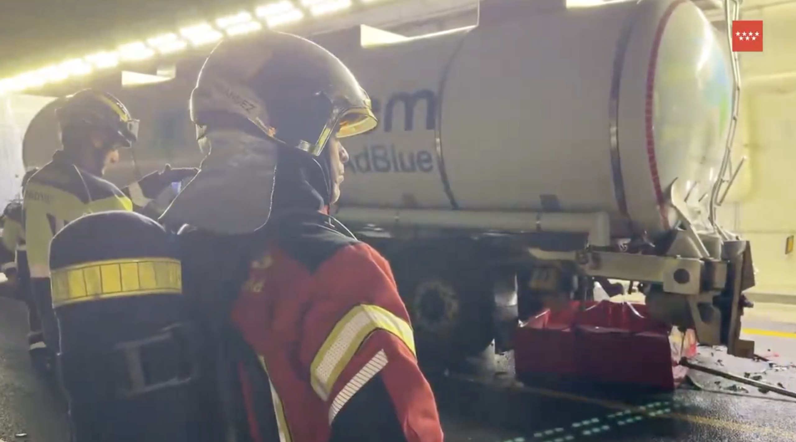 Un choque de camiones provoca un vertido de sosa cáustica y obliga a cortar la M-50 en Boadilla