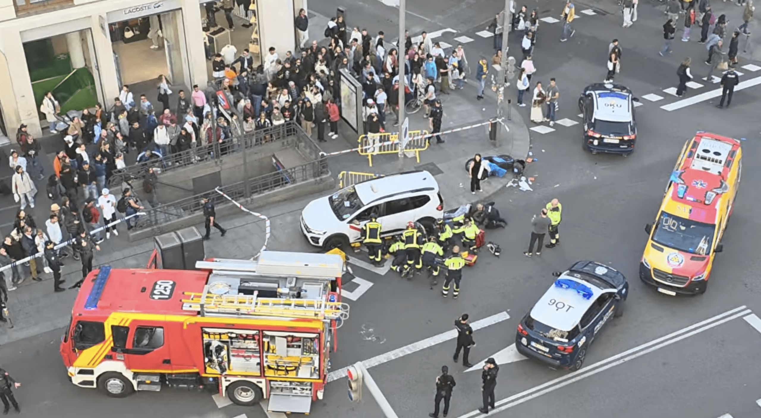 Dos motoristas heridos al chocar con un taxi en la Gran Vía
