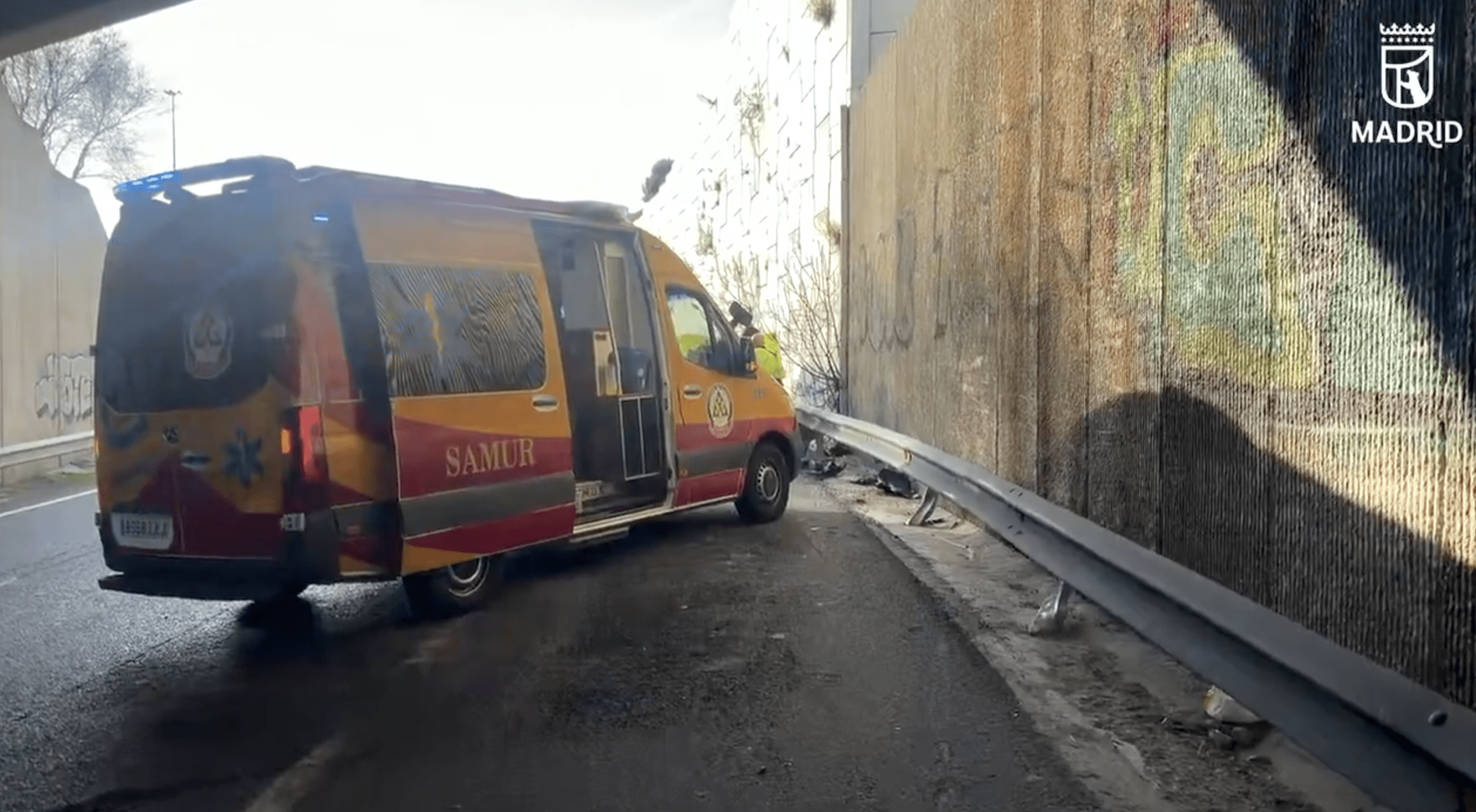 Fallece un motorista tras colisionar contra un muro en la autovía A-3