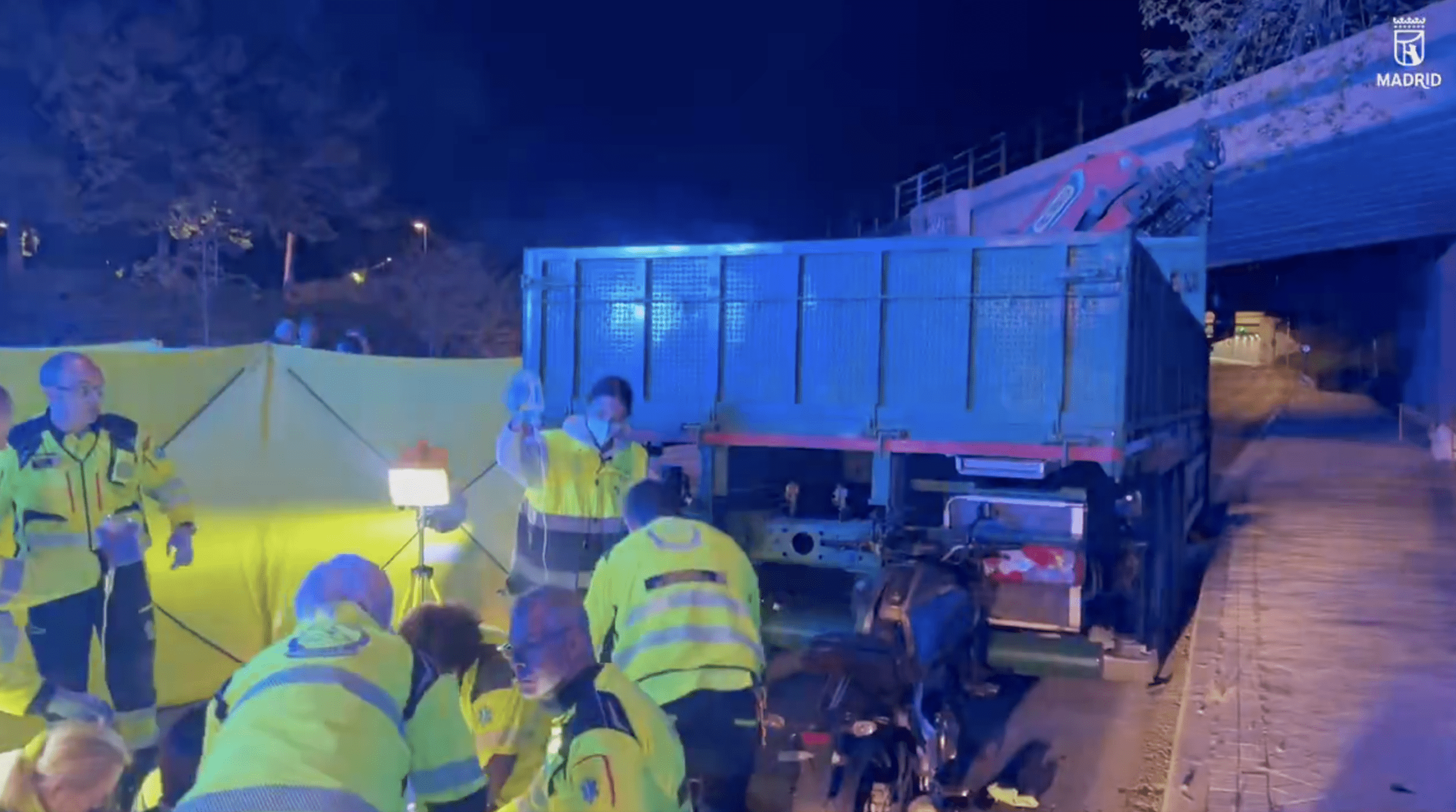 Muere un motorista tras chocar con un camión parado en la Avenida del Planetario