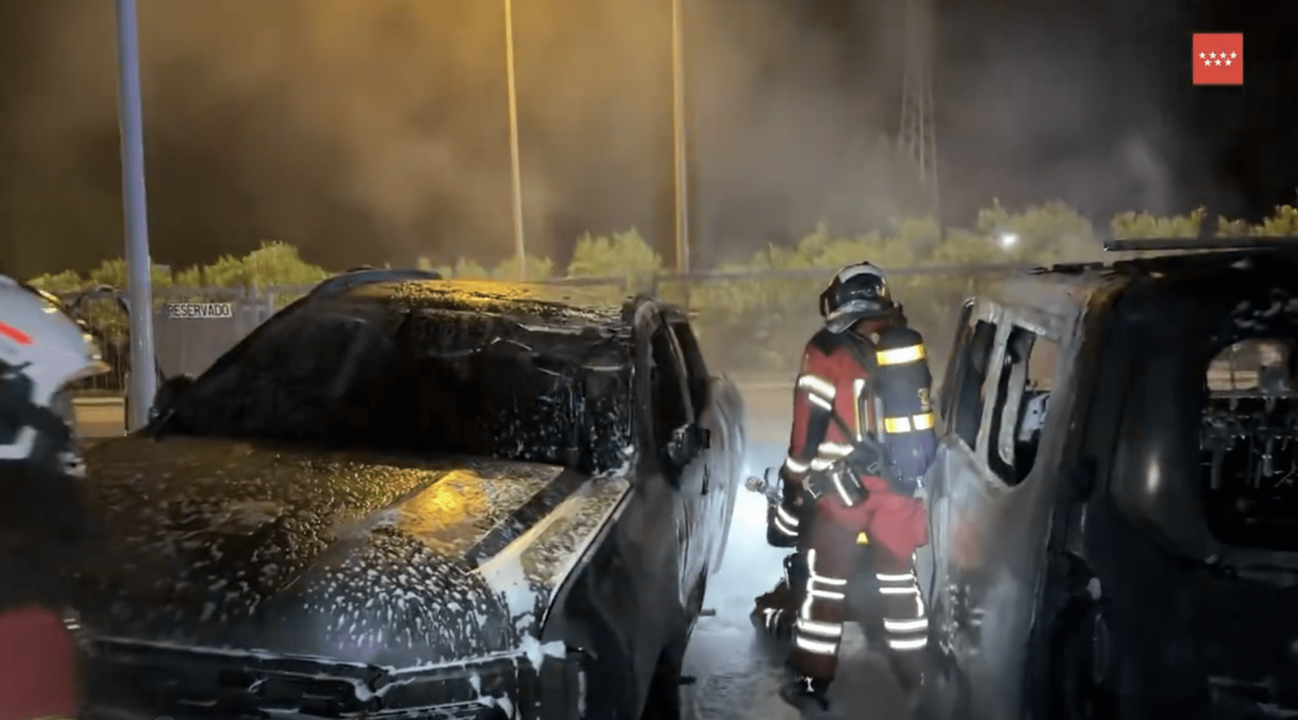 Un incendio calcina tres vehículos híbridos en la Ciudad del Automóvil de Leganés