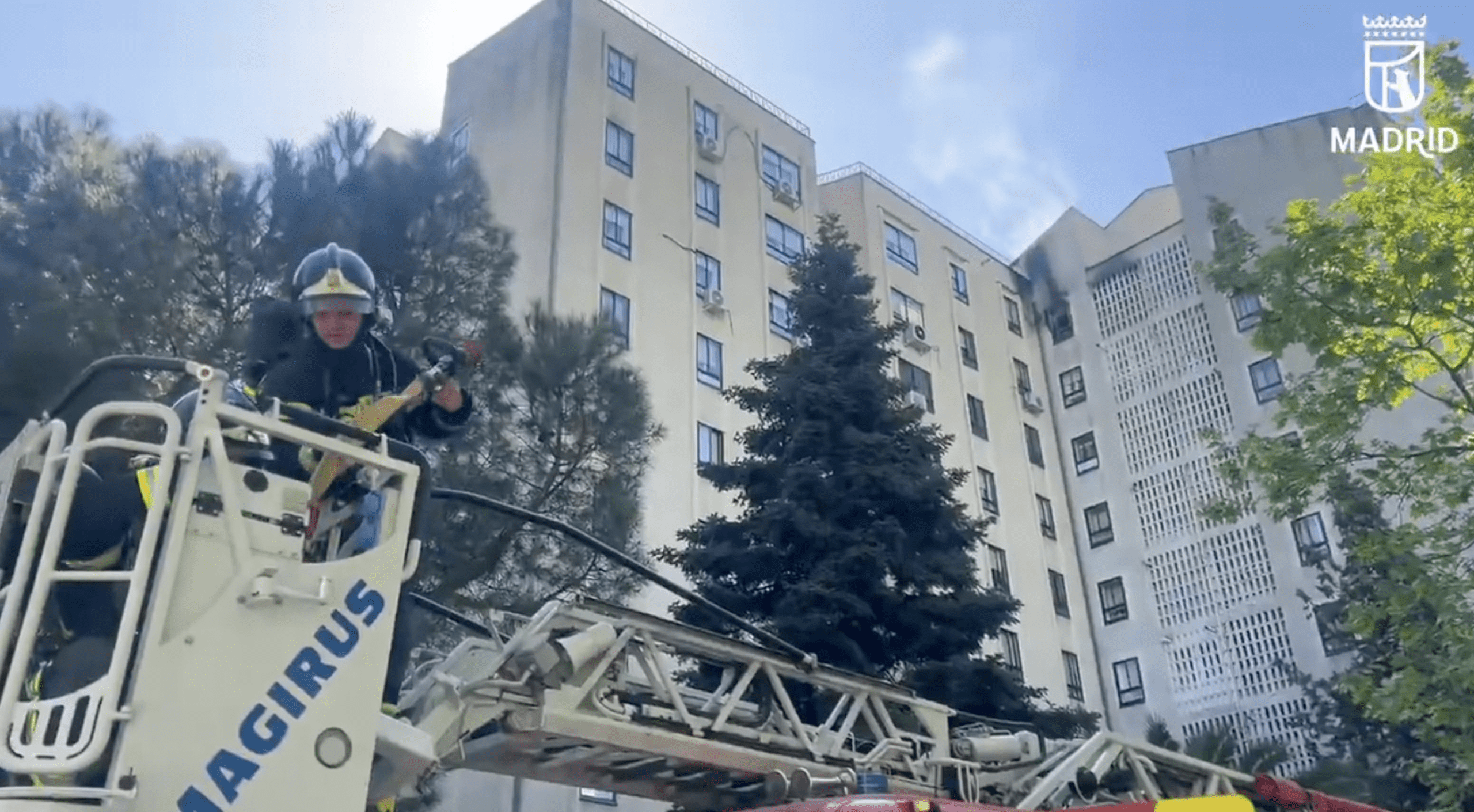 Rescatada una mujer tras el incendio de una vivienda en un noveno piso en Usera