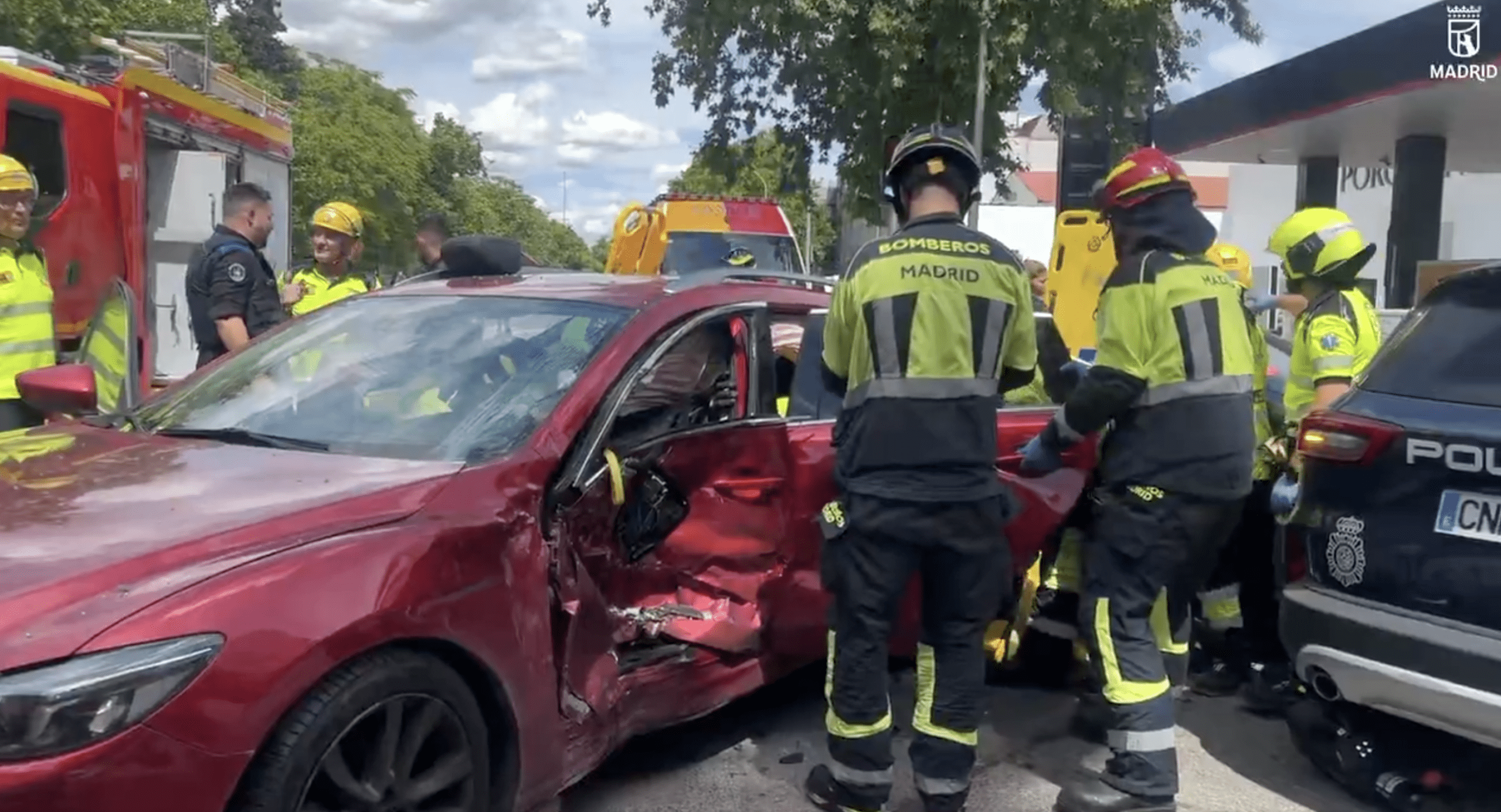 Ocho heridos en un accidente múltiple entre un coche de policía, un VTC y un turismo en la calle Alcalá