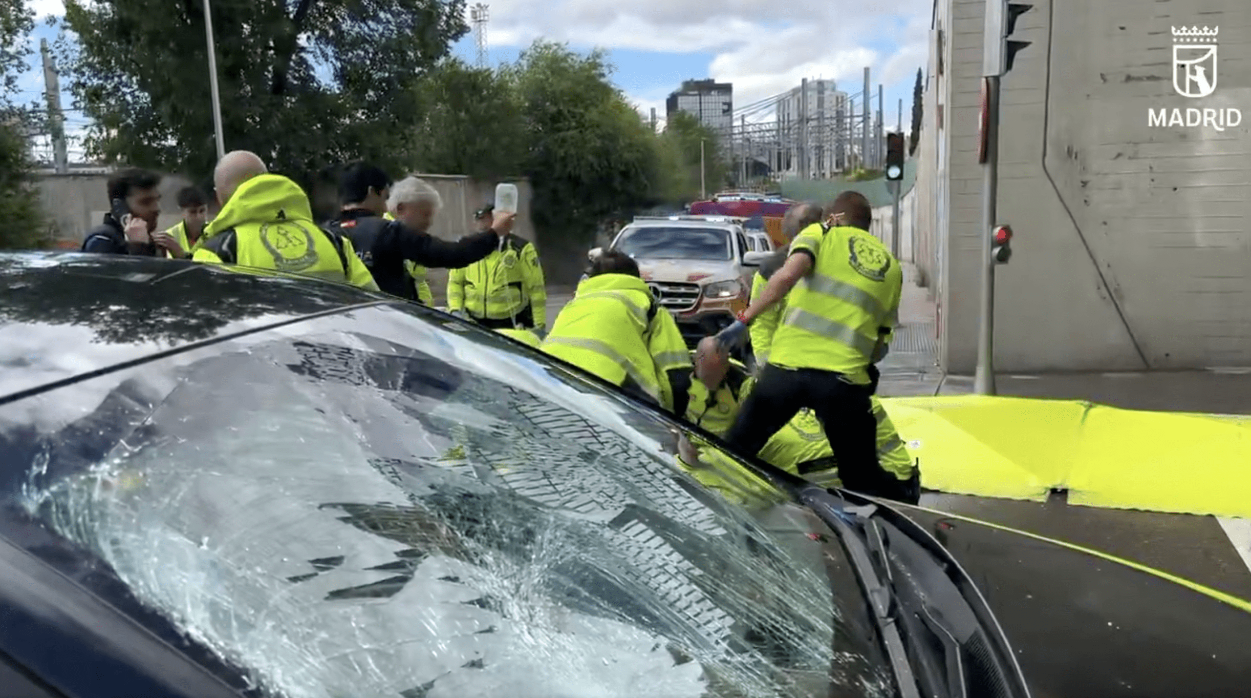 Un joven herido grave tras una colisión entre una moto y un VTC en Entrevías