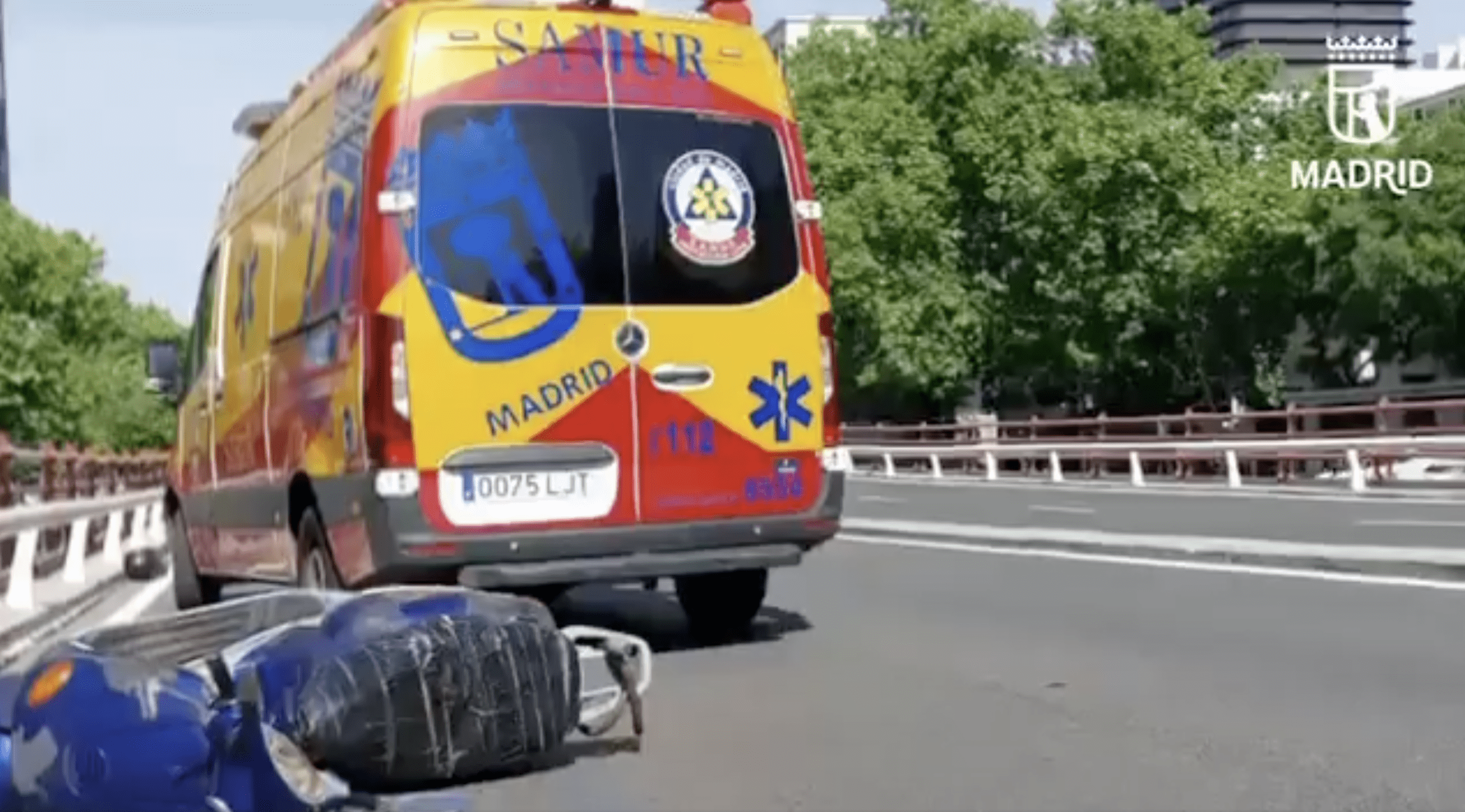 Herido grave un motorista de 55 años tras una colisión lateral con un turismo en Nuevos Ministerios