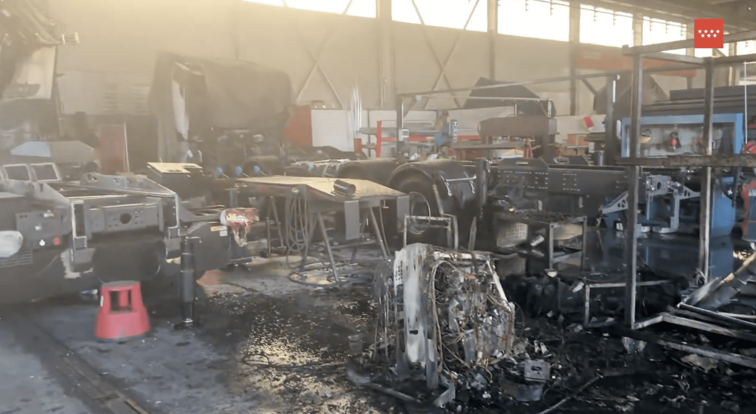 Siete dotaciones de Bomberos extinguen un incendio en una gran nave industrial de Loeches