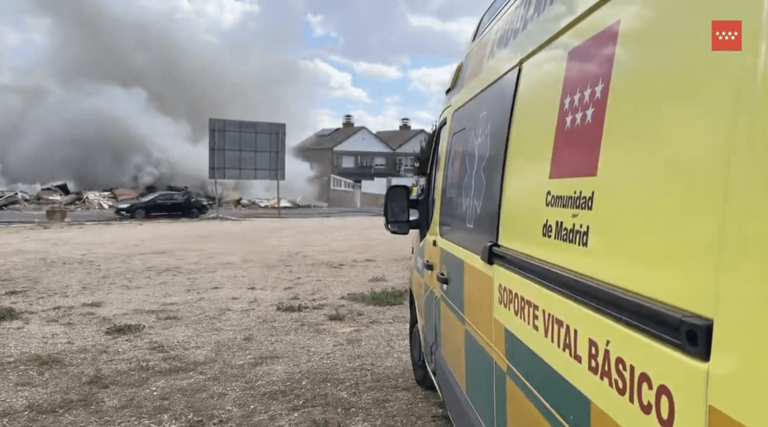 Un coche en llamas provoca el incendio y derrumbe de tres viviendas adosadas en Morata de Tajuña