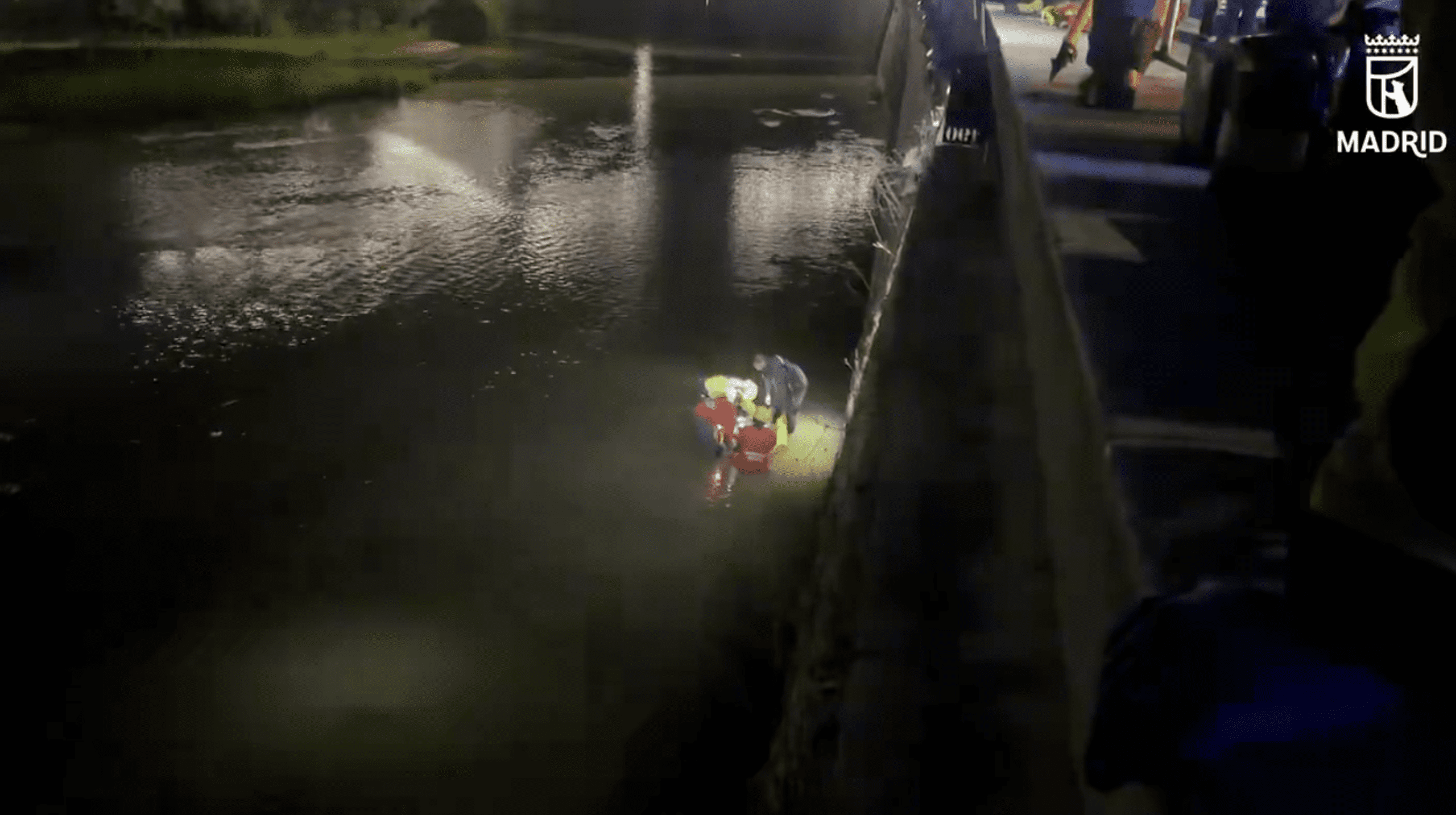 Rescatada en estado grave una mujer ebria precipitada al Manzanares cuando hacía botellón
