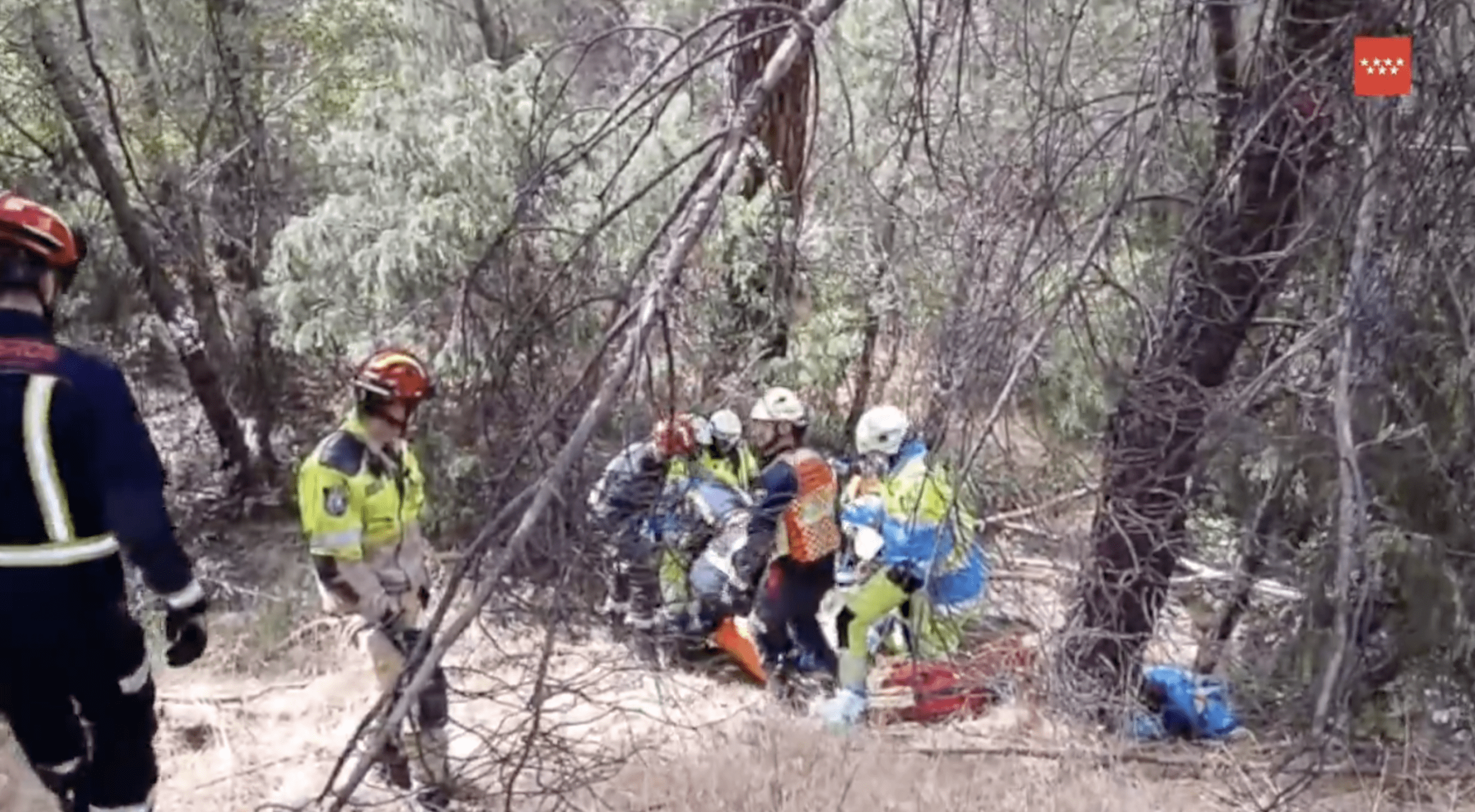 Un motorista de 51 años herido grave tras caer por un terraplén de 15 metros en la M-501